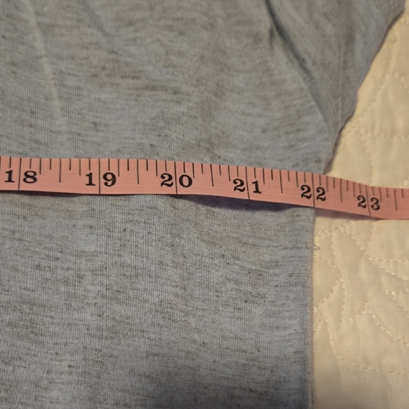 LuLaRoe Lisa Short Sleeve V-Neck T -shirt - Picture 6 of 9